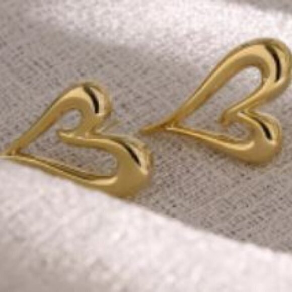❤️ Gold Plated Stamped Ear Posts Heart Stud Earrings - Picture 1 of 4